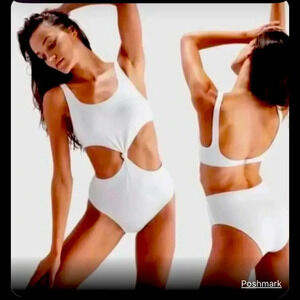 Solid & Striped The Bailey One Piece
Swimsuit S Nwot $158 spring revolve cutout